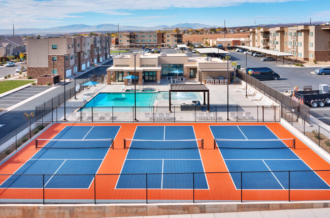 PICKLEBALL & WATER LOUNGE AREAS - Coyote Creek Apartments