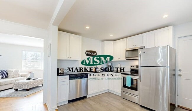 Building Photo - 2 W 53rd St Unit #2