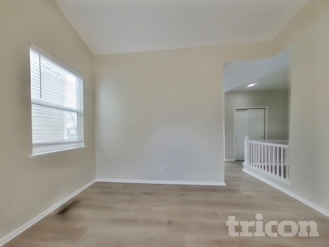 Photo - 565 Winebrook Way