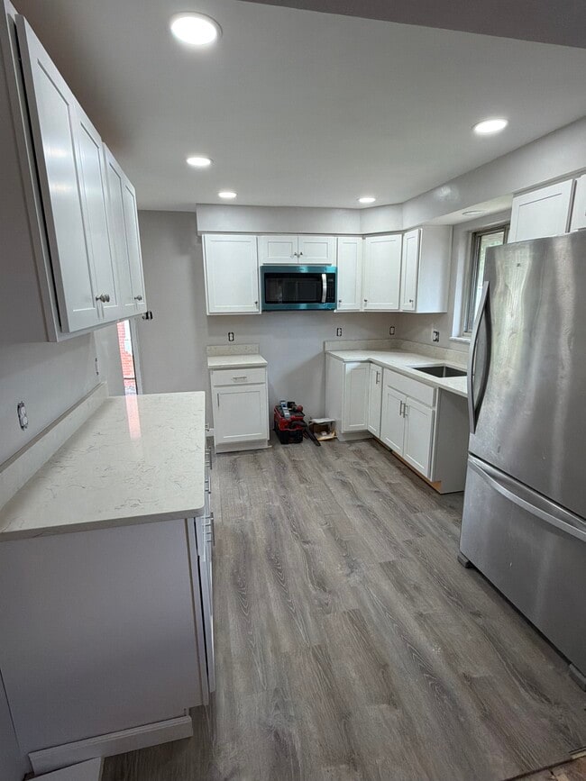New kitchen quartz countertops - 421 Wyndhurst Dr