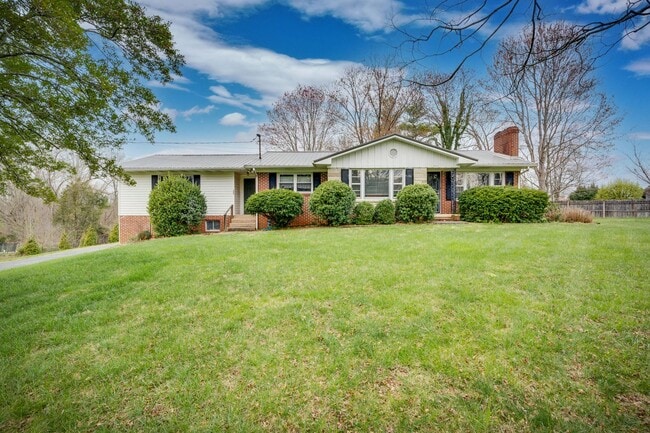 Building Photo - Charming Kingsport Home with Expansive Bas...