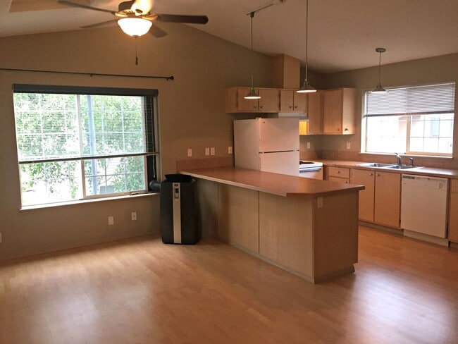 Building Photo - 5313 Unit V 5313 Rental