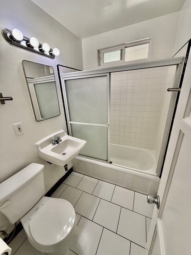 Unit 11152-3/4 - 11152-11154 Morrison St