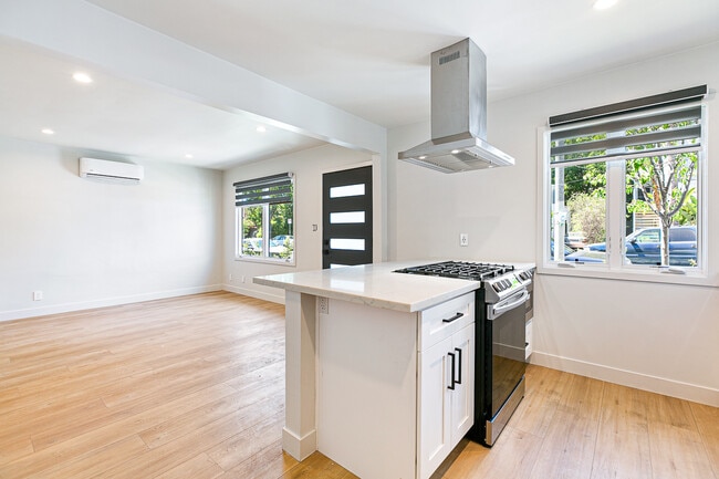 Photo - 10418 Regent St