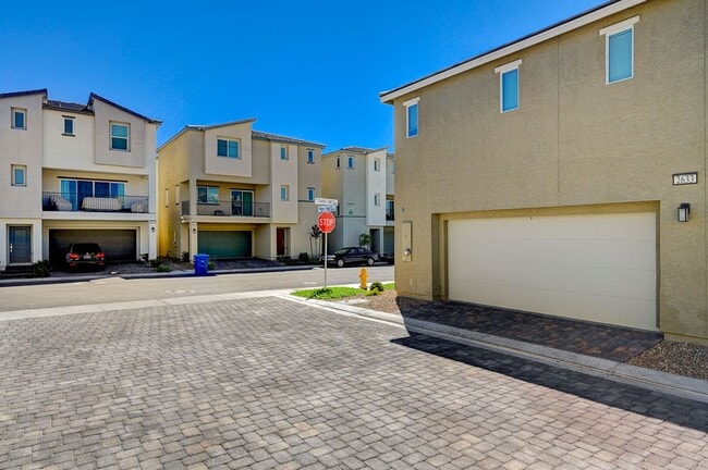 Photo - 2021 TOWNHOME IN GATED COMMUNITY N LAS VEGAS