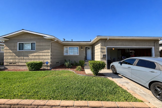 Building Photo - 5BD 3 BA with a Great Yard!