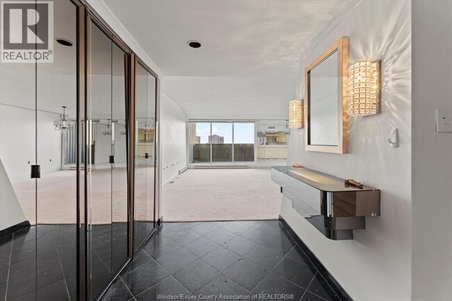 Photo - 380 Pelissier St Unité 1302