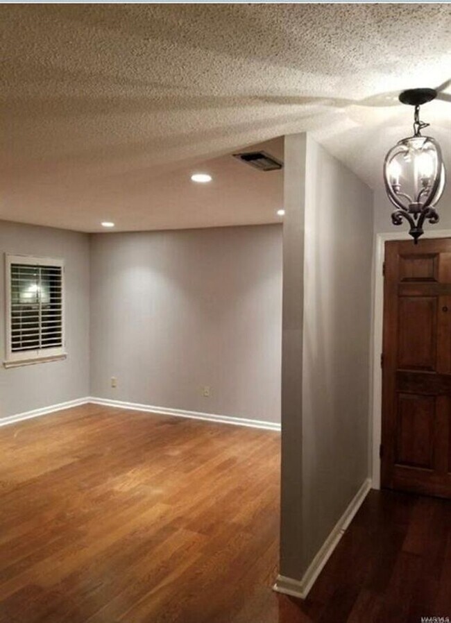 Photo - 2461 Price St