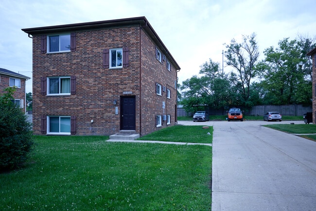 Building Photo - 21W139 Tee Ln Unit 3