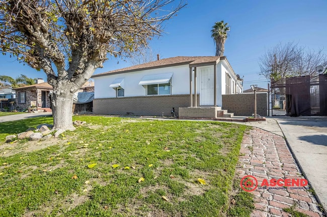 Building Photo - Charming 4 Bedroom Home!