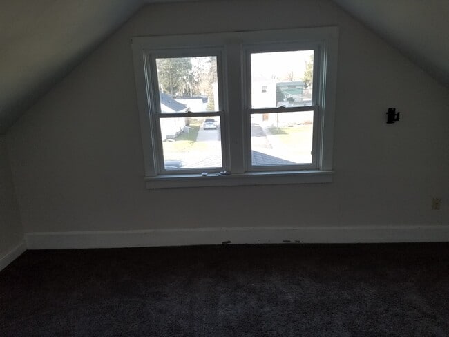 Building Photo - 611 Lawn Drive Unit Apartment #2/Upper