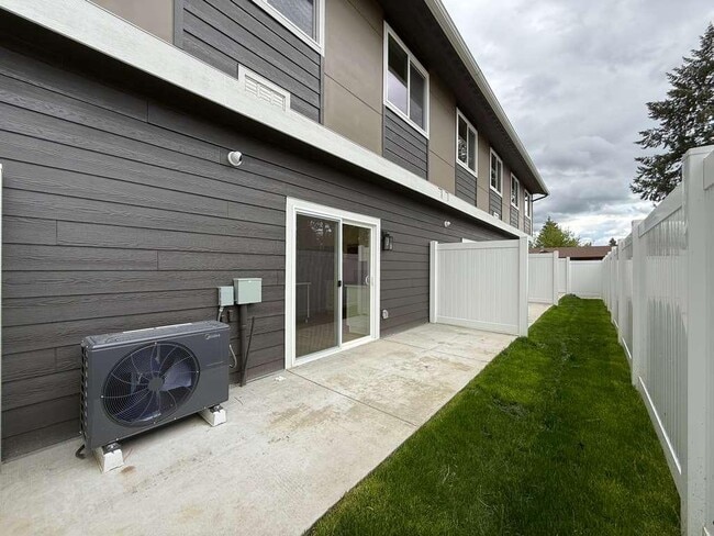 Photo - 3925 E 32nd Ave Unidad 2