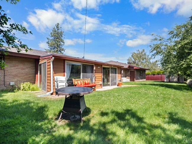 Photo - Fully Furnished 3 bedroom/3 bathroom North Spokane Home