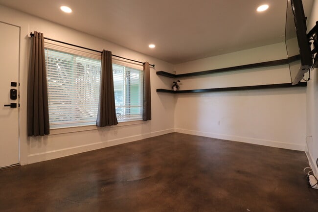 Building Photo - 2200 Dickson Dr Unit 124