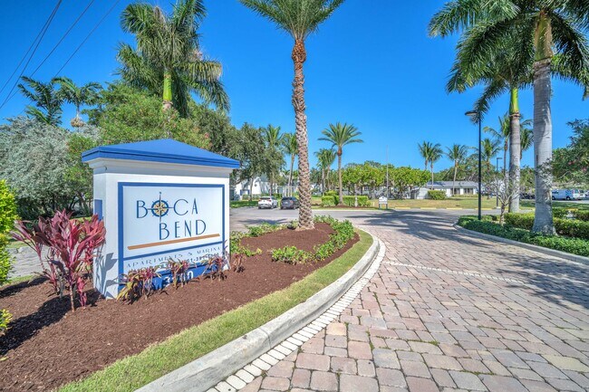 Boca Bend Marina - Pylon sign