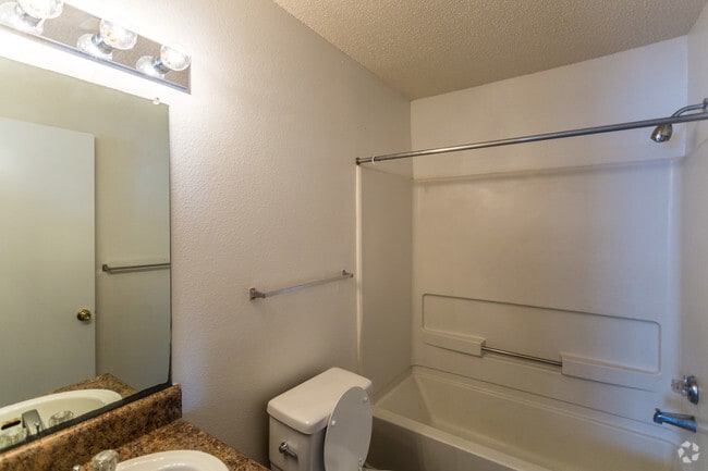 2HAB, 2BA - 979 Ft² - Baño - Willow Pointe