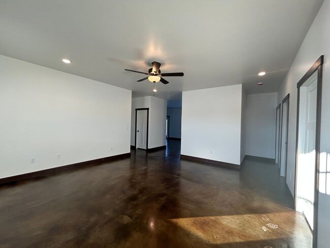 Photo - 487 Ashleigh Ln Unidad A