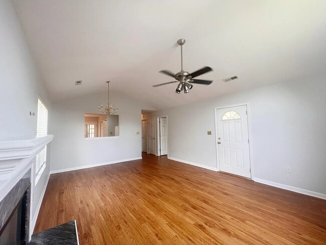 Photo - 105 Woodglen Dr