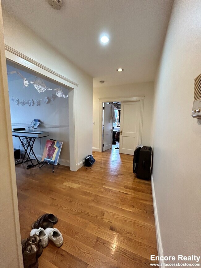 Photo - 240 Kelton St Unit 7