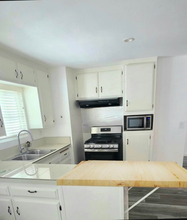 Large kutchen - 340 Rennie Ave Unit Bungalow #2