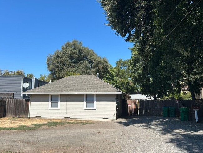 Building Photo - 4 bedroom 2 bath next to Chico State with ... Rental