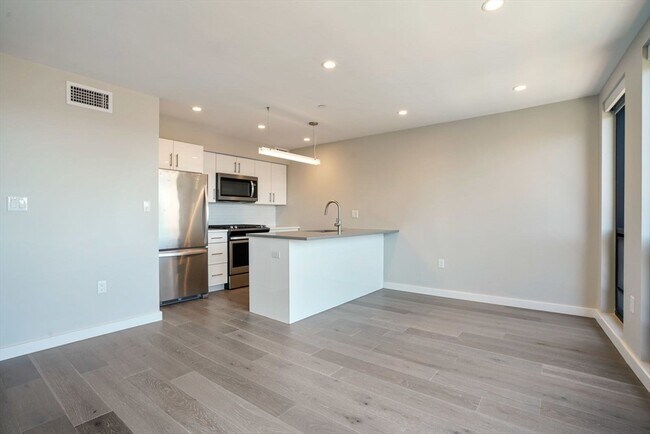 Photo - 244 Hanover St