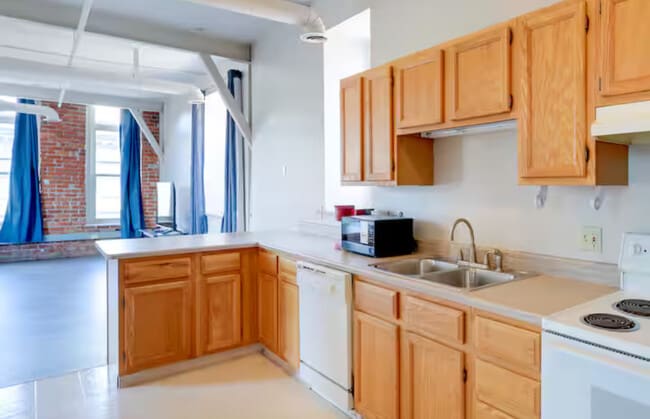 Building Photo - 1211 Howard St Rental