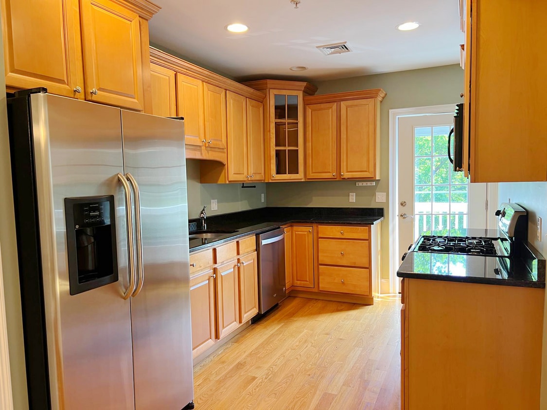 AVAILABLE NOW! Elegant 3-Bed Condo in Prim... - AVAILABLE NOW! Elegant 3-Bed Condo in Prim...