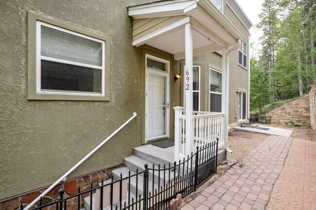 Photo - 692 Louis Dr