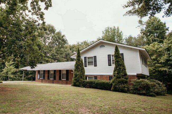 5br home off S. Milledge For Rent - 5br home off S. Milledge For Rent