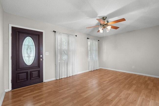 Photo - 616 Pinewood Dr