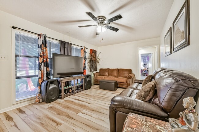 Photo - 222 Linda St