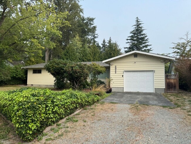 Building Photo - 3-Bed 1.5-Bath with Huge Fenced Backyard Rental