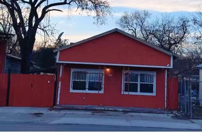 Building Photo - 1811 S Brazos St Rental