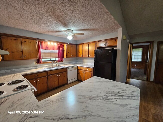 Photo - (3) Bed Duplex in Noble Avail NOW!