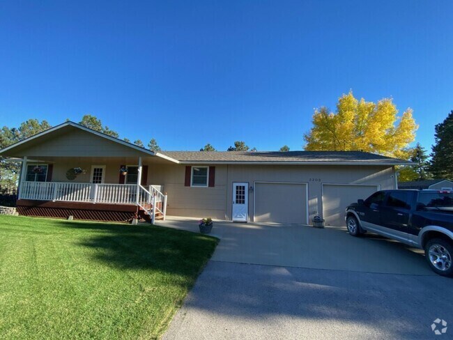 Building Photo - 3 BED | 3 BATH | 2 STALL GARAGE | PINEWOOD... Rental