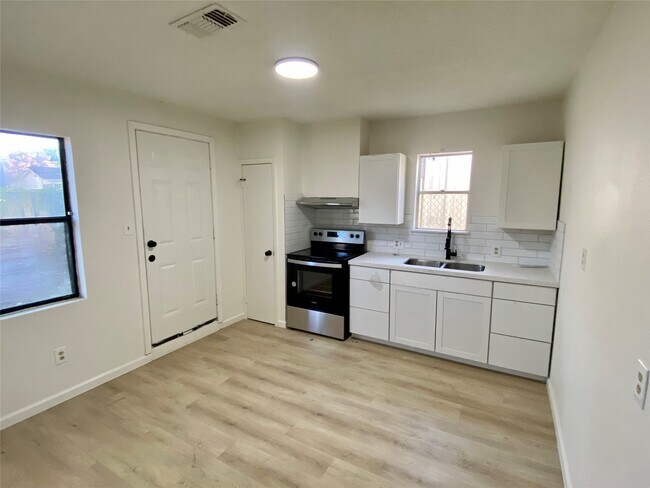 Photo - 319 N Cochran St