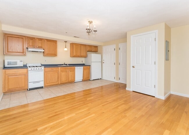 Building Photo - 10 Middle St Ct Unit 7