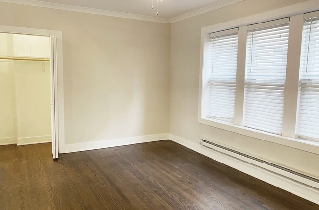 Building Photo - 1421 W Hutchinson St Unit 2