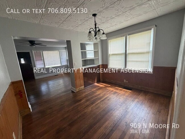 Photo - 909 N Moore Rd