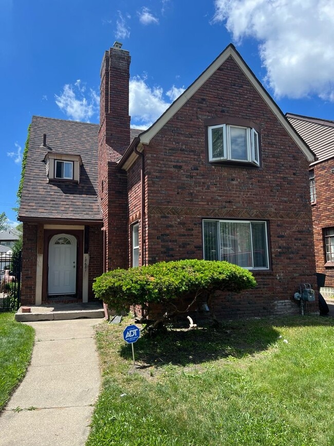 Building Photo - Lovely Home in Bagley Neighborhood