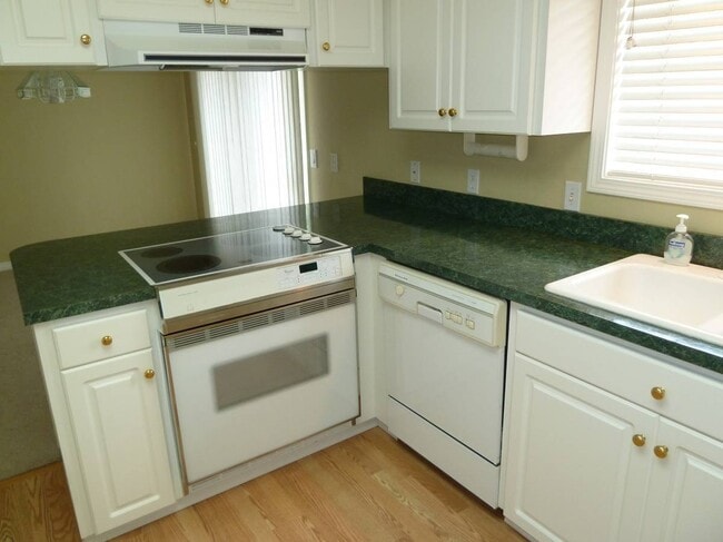 Photo - 4bd/2.5ba huge 2436sqft, 2-car garage, ful...