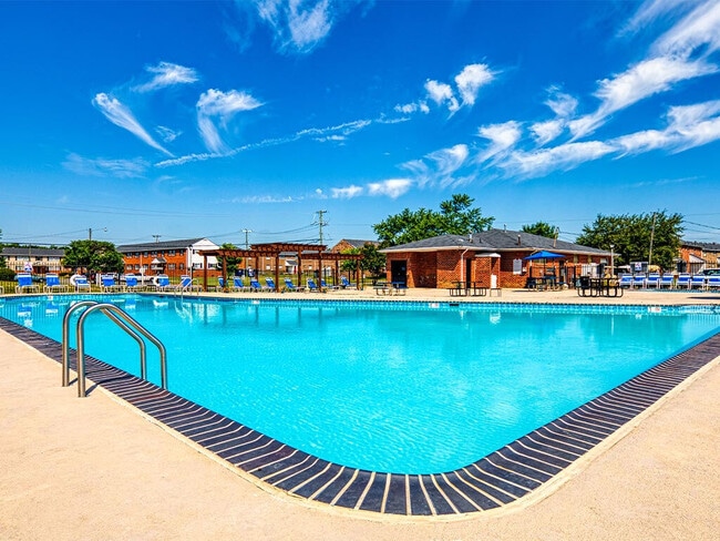 Pointe at River City