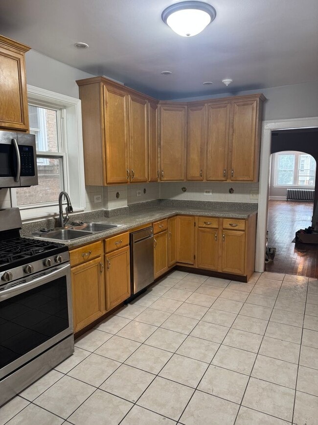Building Photo - 2443 W Gunnison St Unit 1 Rental