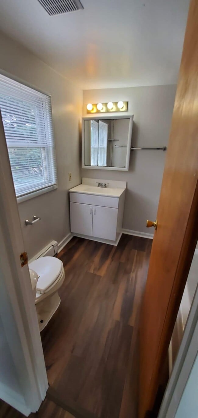 Baño completo en la planta superior - 209 N Prospect Rd