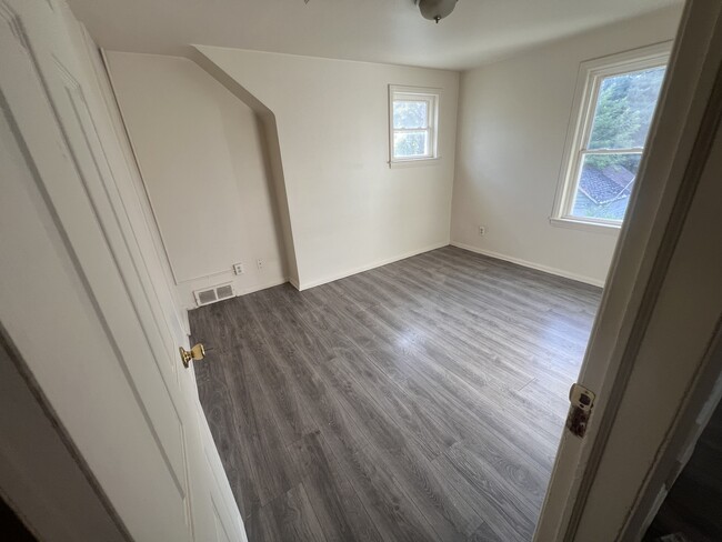 Unidad-2: Dormitorio - 7543 Paige Ave Unidad 1