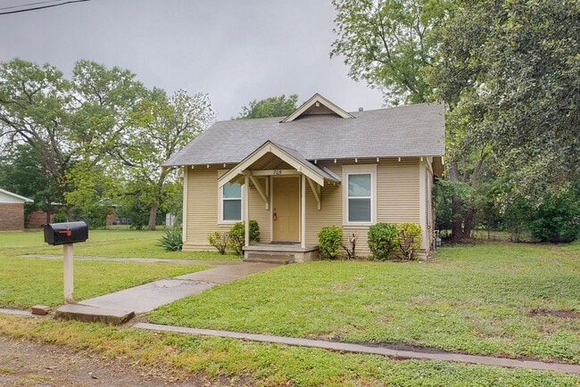 Available Mid-July! 3 Bedroom Home for Lea... - Available Mid-July! 3 Bedroom Home for Lea...