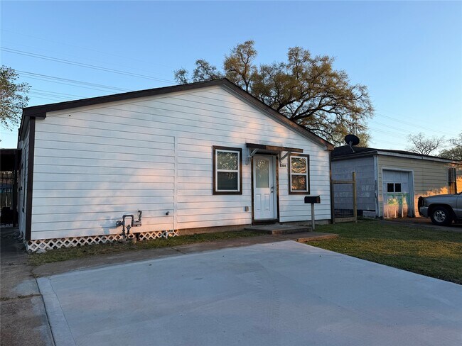 Photo - 8308 Lenore St