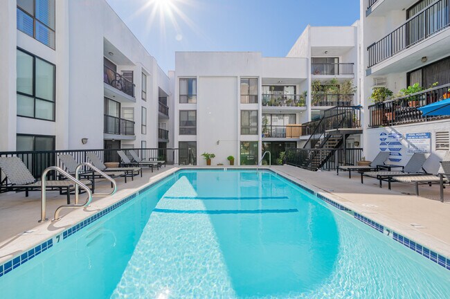 Photo - 906 N Doheny Dr