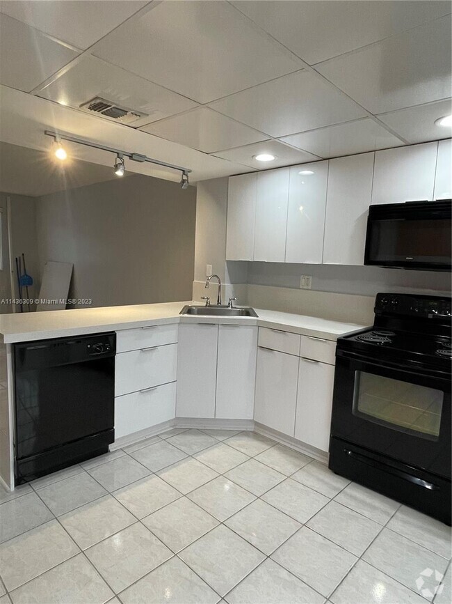Building Photo - 1809 SW 107th Ave Rental